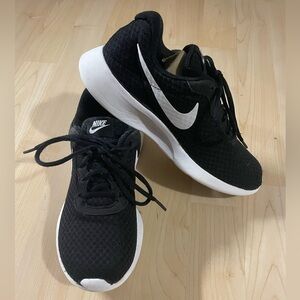 Nike Womens Size 7 Roshe Black with White Swoosh